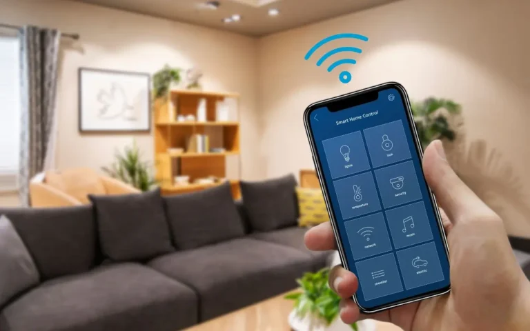 Imagem mostra um celular com aplicativo para controle de casa inteligente