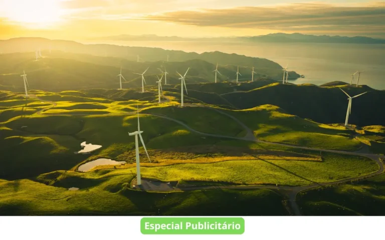 Campo de turbinas eólicas ao entardecer, destacando o papel da energia eólica na diversificação da matriz energética e na transição energética.