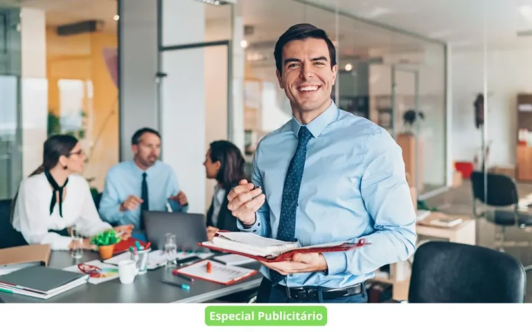 Profissional confiante conduzindo uma reunião de equipe em um ambiente corporativo. Perfeito para conteúdos sobre liderança eficaz em micro e pequenas empresas.