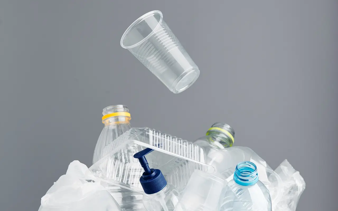 Resíduos plásticos, como garrafas, copos e embalagens, destacando como podem ser transformados em energias limpas por meio de reciclagem e inovação tecnológica.